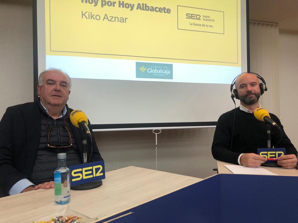 Ángel Lara, gerente de Destilerías Manchegas, junto a Kiko Aznar