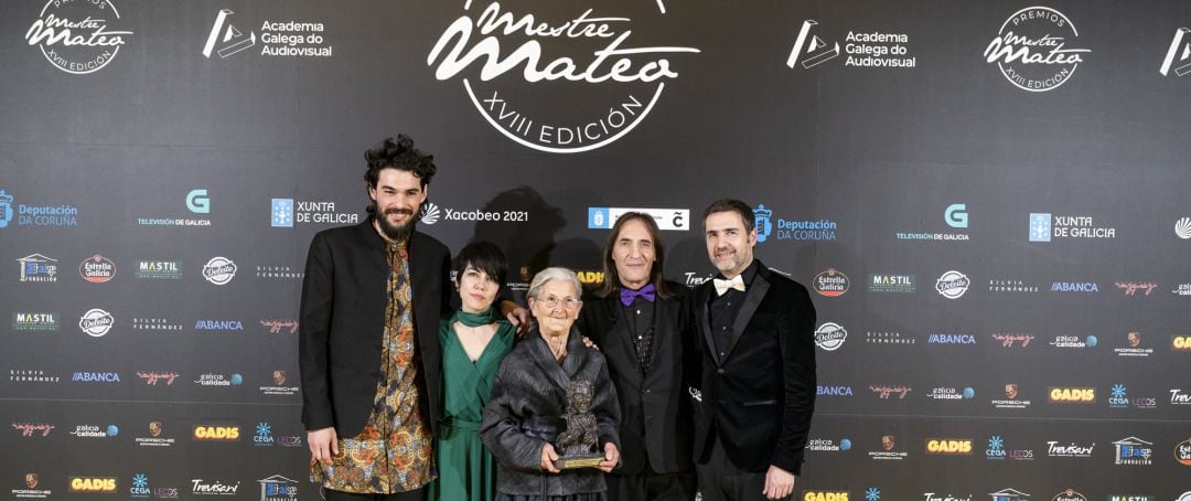 Oliver Laxe, Andrea Vázquez, Benedicta Sánchez, Amador Ariasy Xavi Font con el Mestre Mateo a la mejor película