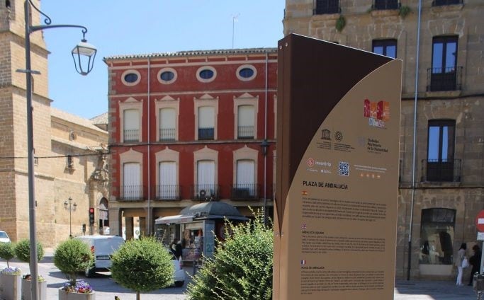 Una de las señaléticas inteligentes instaladas en el casco histórico de Úbeda