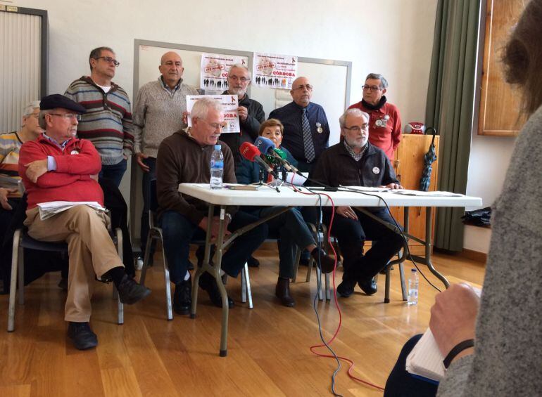 Activistas presentando la movilización en favor de las pensiones 