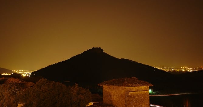 Pamplona vista desde el norte con la sombra del monte del Toro contrastando contra la calaridad de Pamplona