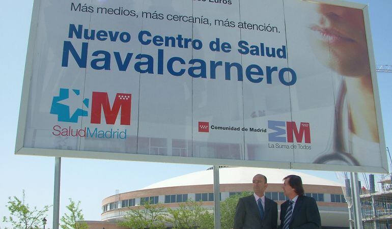 Primera piedra del del centro de salud de Navalcarnero en 2007 con Manuel Lamela como consejero de sanidad (foto de archivo)