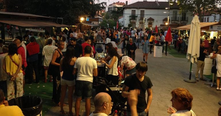 Las zonas de tapas en la calle, de la Feria de Día, presentan un aspecto muy concurrido