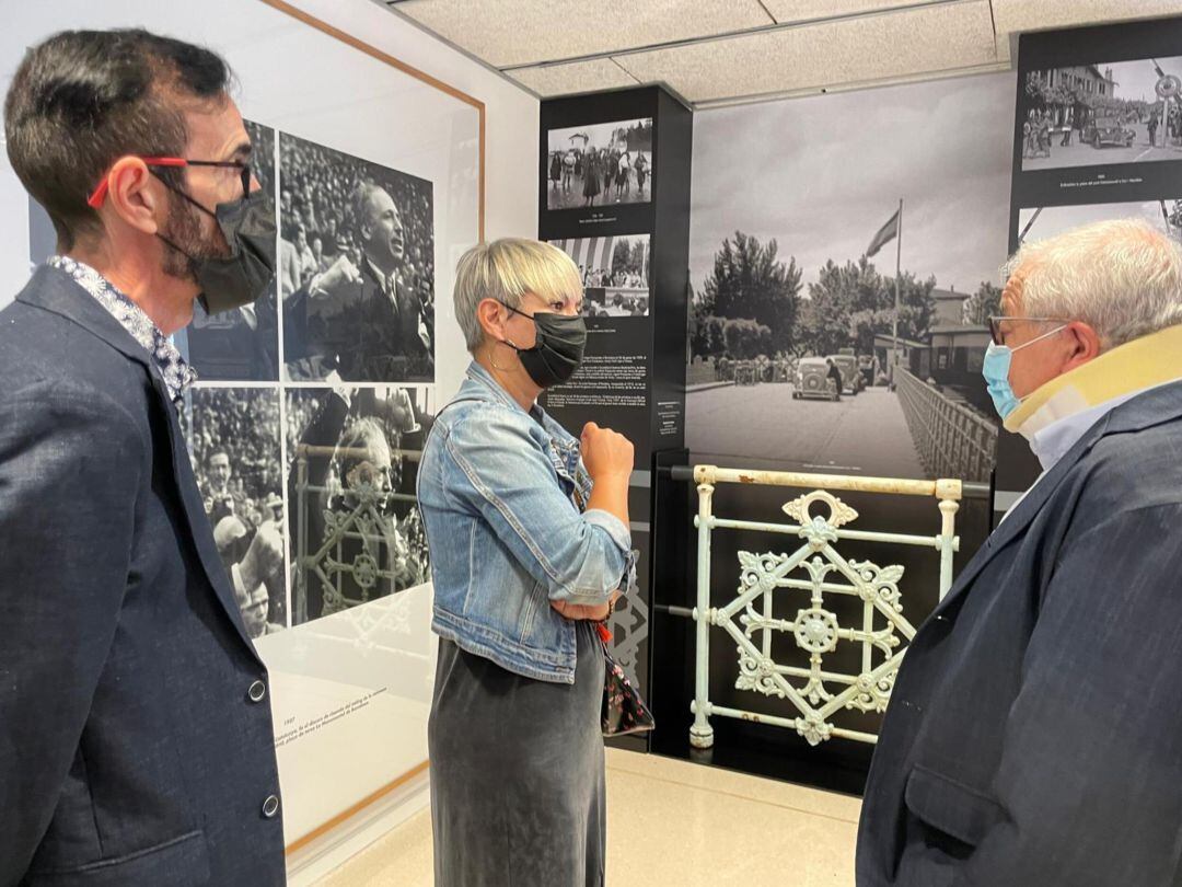 El delegado, Santi Jiménez,  representantes de la asociación Kepa Ordoki-Memoria Historikoa Bidasoa, la consejera de Justicia, Lourdes Ciuró, el presidente de la Diputación de Lleida, Joan Talarn; el presidente del Consejo Comarcal de Urgel y el alcalde d