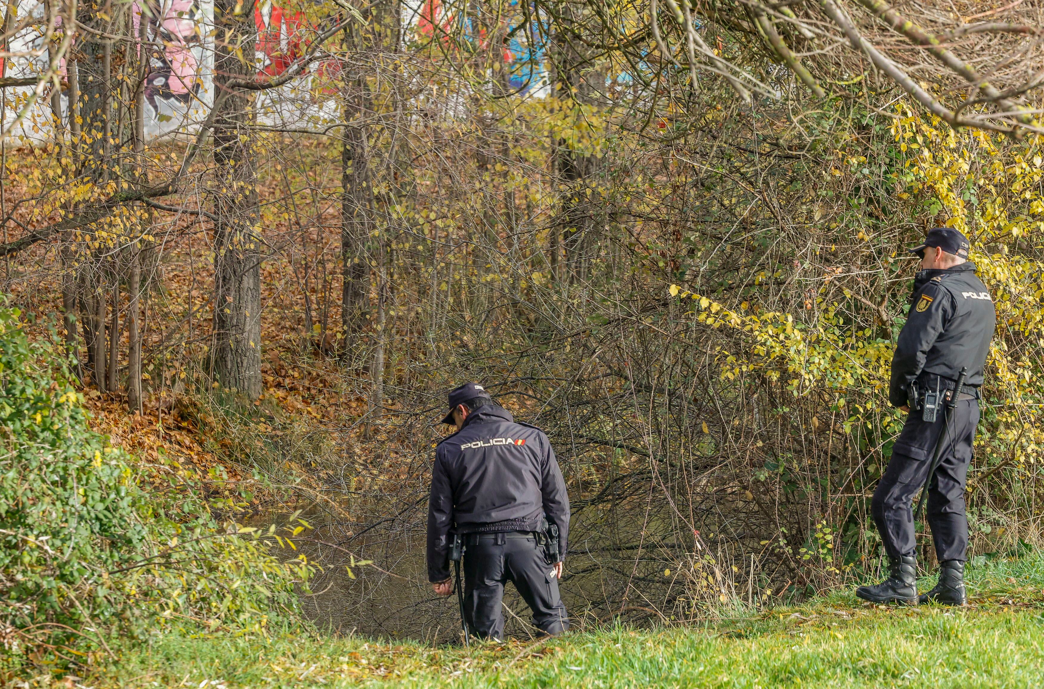 BURGOS, 04/12/2024.- Agentes de la policía en el lugar donde ayer por la tarde, fue hallado el cuerpo sin vida de un neonato, desnudo, con placenta y cordón umbilical, en el cauce del río Arlanzón a su paso por Burgos capital. El hallazgo tuvo sobre las siete de la tarde en la zona del puente Gasset, en la zona centro de la capital. EFE/ Santi Otero
