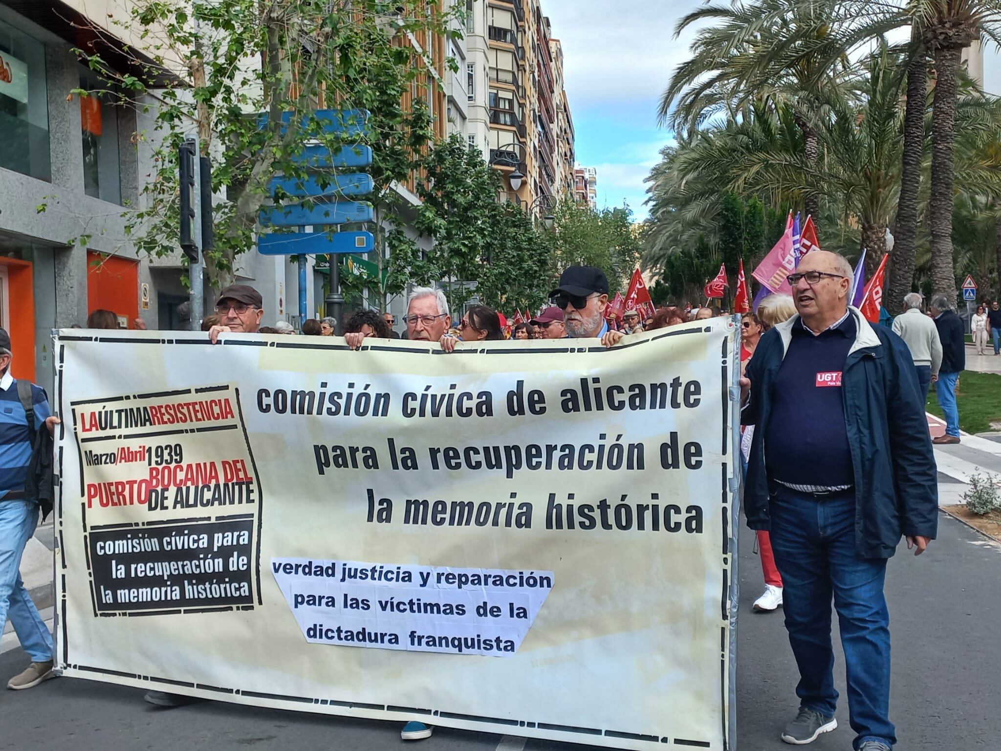 La Comisión Cívica de Alicante para la recuperación de la Memoria Histórica ha salido a la calle este 1 de mayo