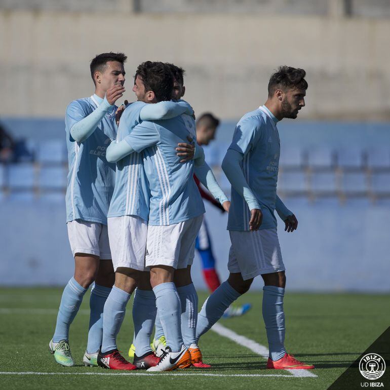 Los jugadores ibicencos celebrando un gol esta temporada