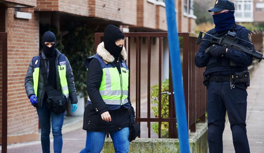  La Policía Nacional ha detenido en Vitoria a un presunto yihadista que ha sido arrestado  en la calle Castillo de Portilla de Vitoria.  