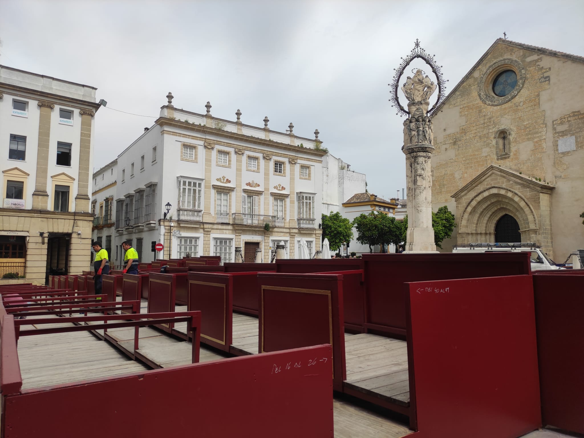 Operarios ultiman la instalación de los palcos en la plaza de La Asunción, Jerez