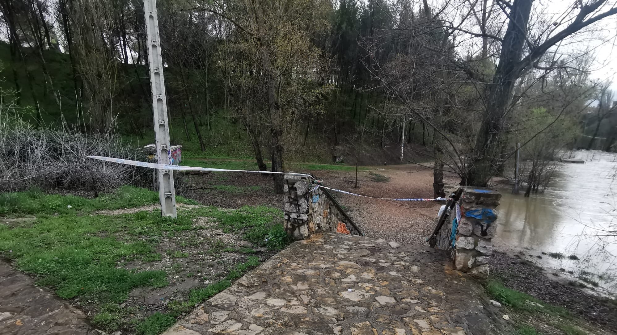 Los accesos a las zonas fluviales de Cuenca están cerrados ante el aumento de caudal