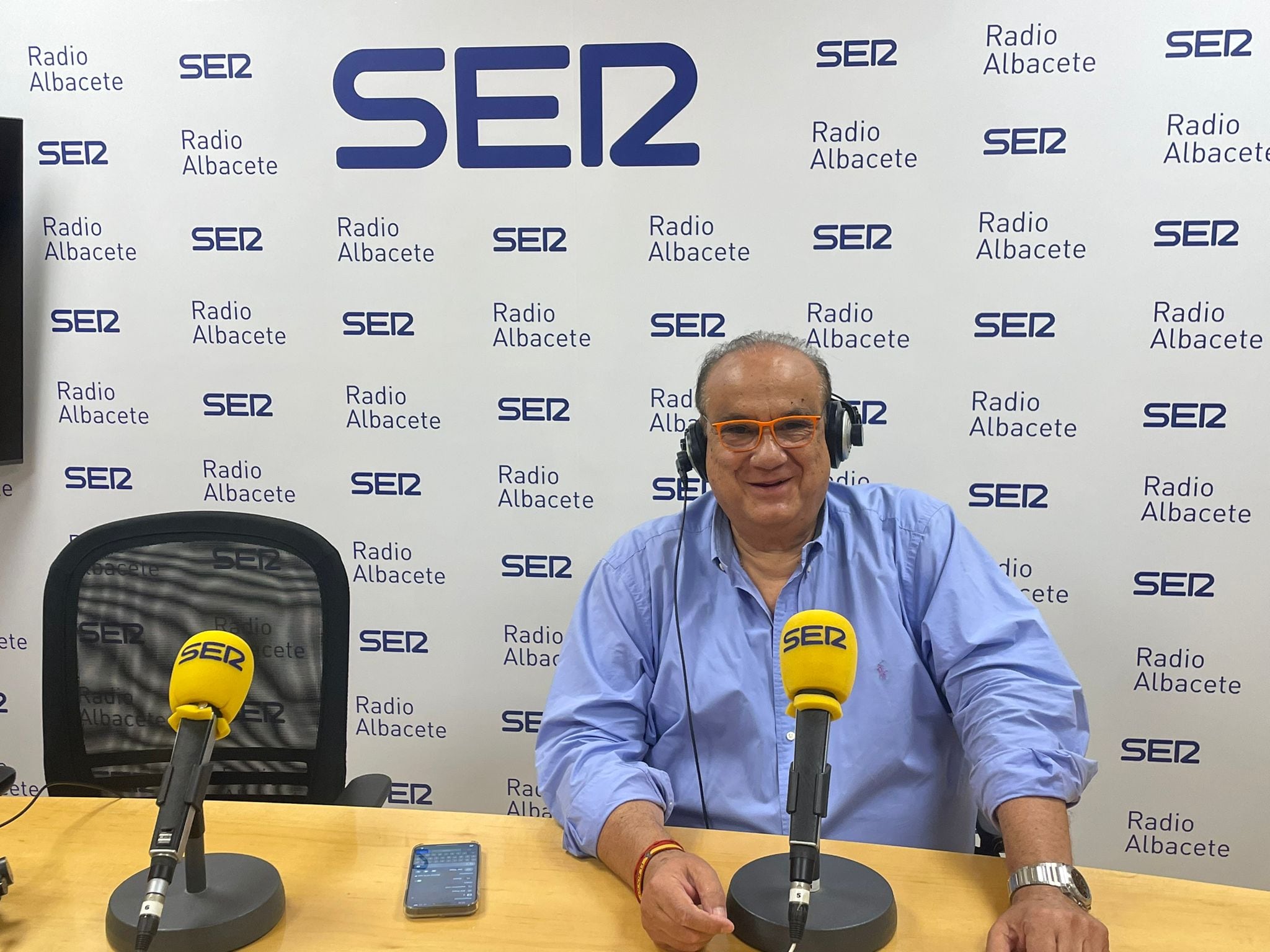 El empresario y periodista, Ramiro López, en los estudios de Radio Albacete