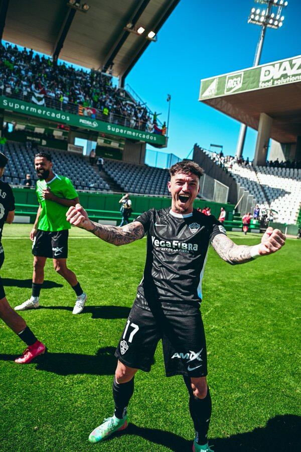 Josan, uno de los capitanes del Elche, celebrando la victoria en Córdoba