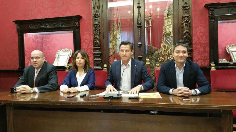 Rueda de prensa del grupo municipal de Ciudadanos al completo en el Ayuntamiento de Granada