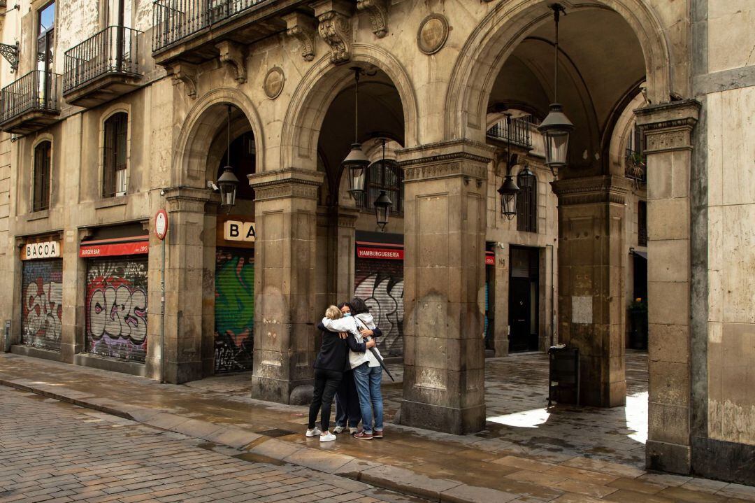 Tres amigas se reencuentran en una calle del centro de Barcelona este jueves, el día en que toda Cataluña se encuentra en las fase 3 de desconfinamiento, la última antes de que el próximo domingo decaiga el estado de alarma. 