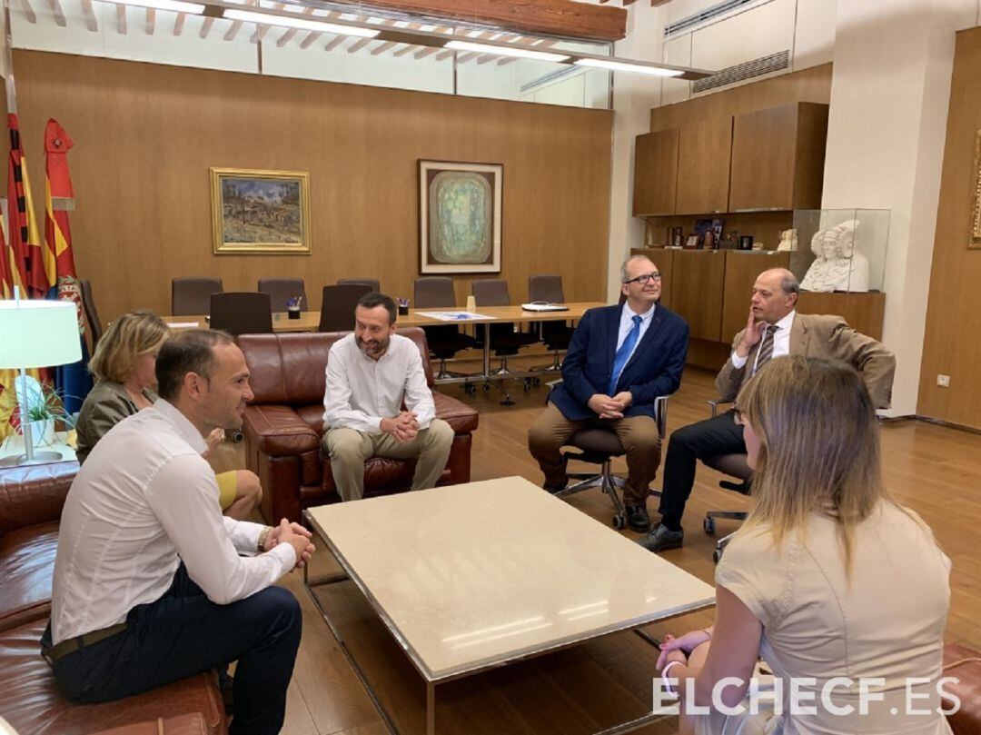 Nino, a la izquierda, en el Ayuntamiento de Elche tras recibir otro reconocimiento