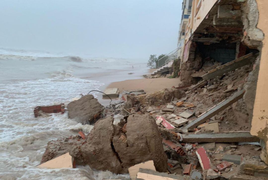 Cimientos afectados por el mar en la playa de Tavernes