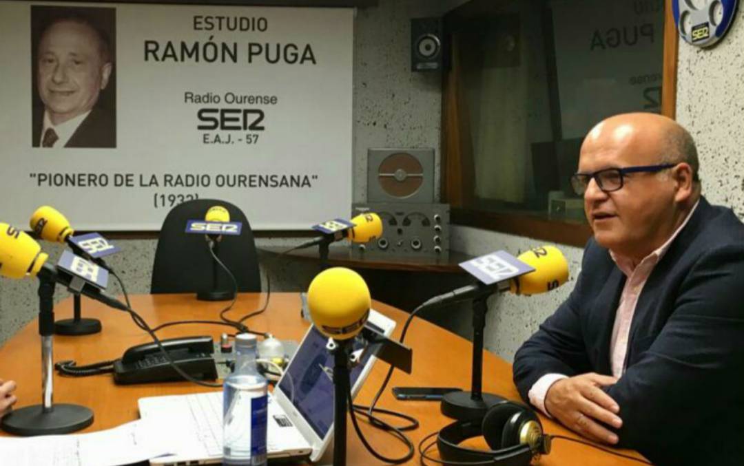 Jose Manuel Baltar en el estudio Ramón Puga, de Radio Ourense Cadena SER