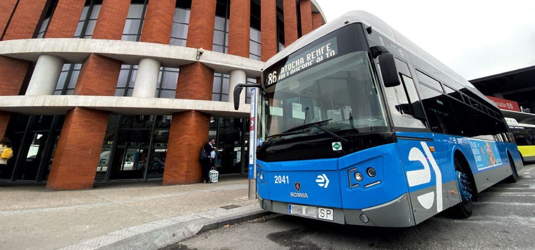 Un autobús de la EMT de la línea 86 sale de Atocha Renfe y se dirige a Villaverde Alto.