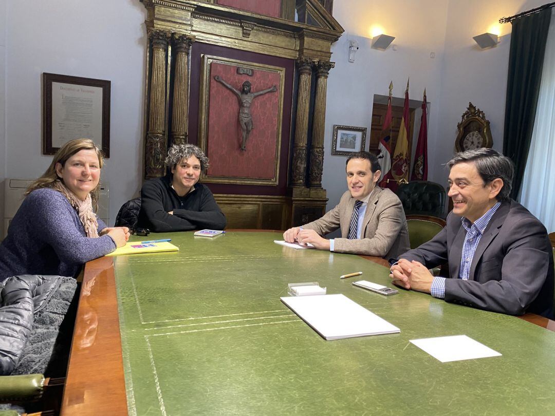 La reunión que mantuvieron en Diputación el presidente, Conrado Íscar (2º por dch) con algunos de los miembros de la plataforma A11 Pasos, y el diputado y concejal de Peñafiel, Agapito Hernández (dch)