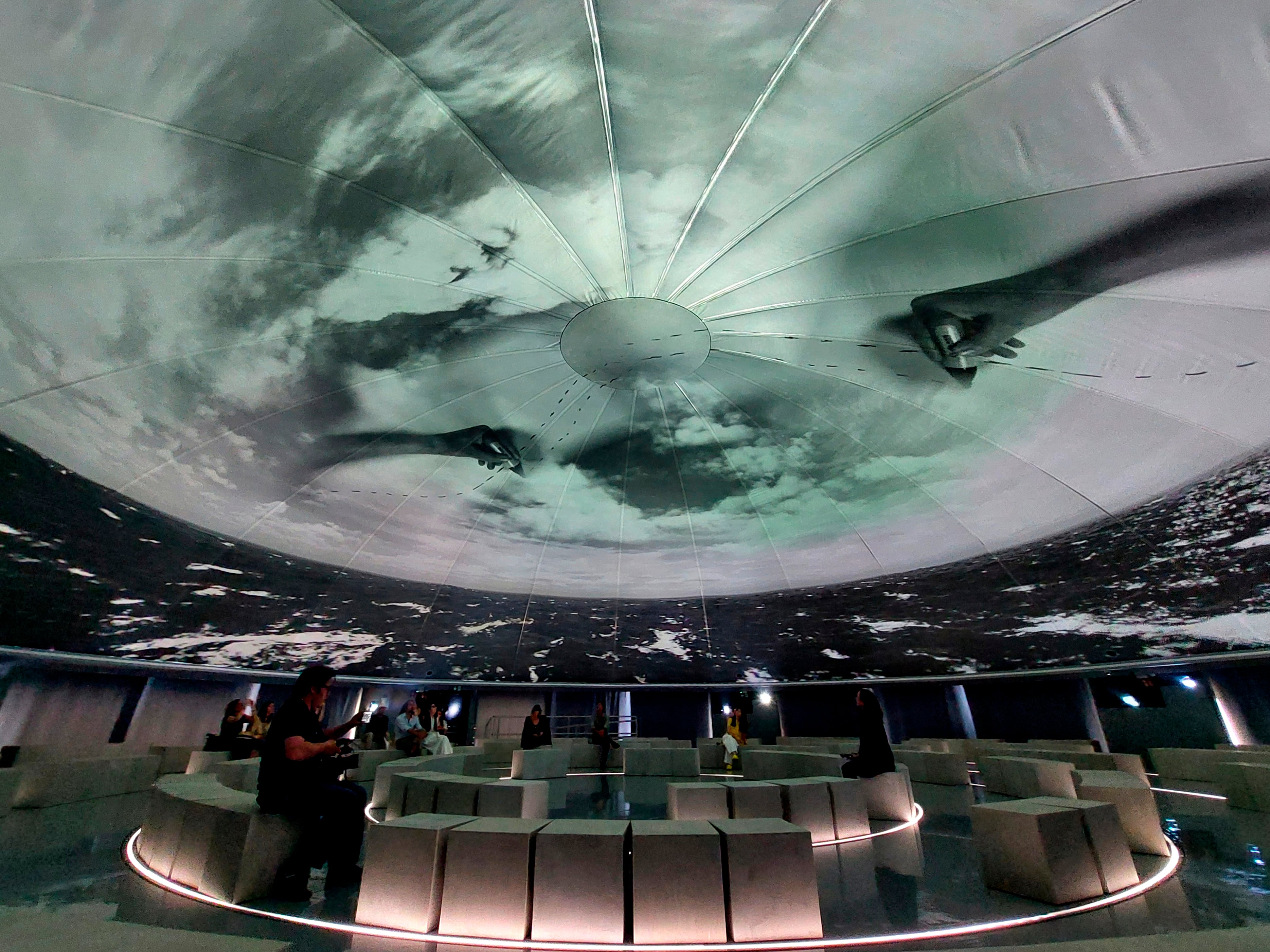 A CORUÑA (ESPAÑA), 01/07/2025.- Vista de la obra de la artista londinense Es Devlin '50 Songs of the Sea' ('50 canciones del mar', un espacio redondo bajo una cúpula de 28 metros de diámetro, en la que cada anillo gira en un sentido) para celebrar el 50 aniversario de Zara y situada en la cúpula del monte de San Pedro de A Coruña, que fusiona la moda con el mar en la ciudad que vio nacer al gigante textil. EFE/Cabalar