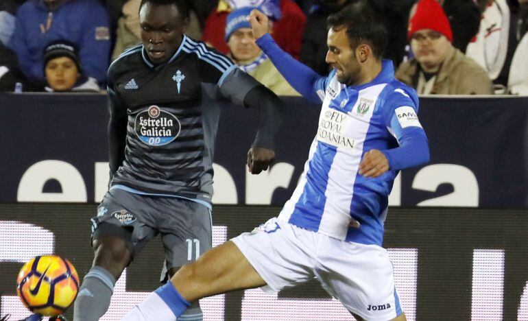 Gabriel Pires y Pione Sisto disputan un balón