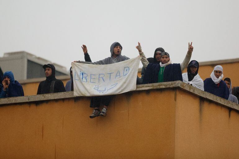 Internos del CIE de Aluche protestan desde la azotea del centro