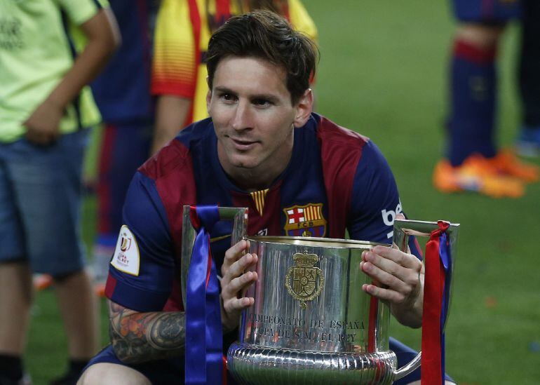 El delantero argentino del FC Barcelona Lionel Messi posa Copa del Rey