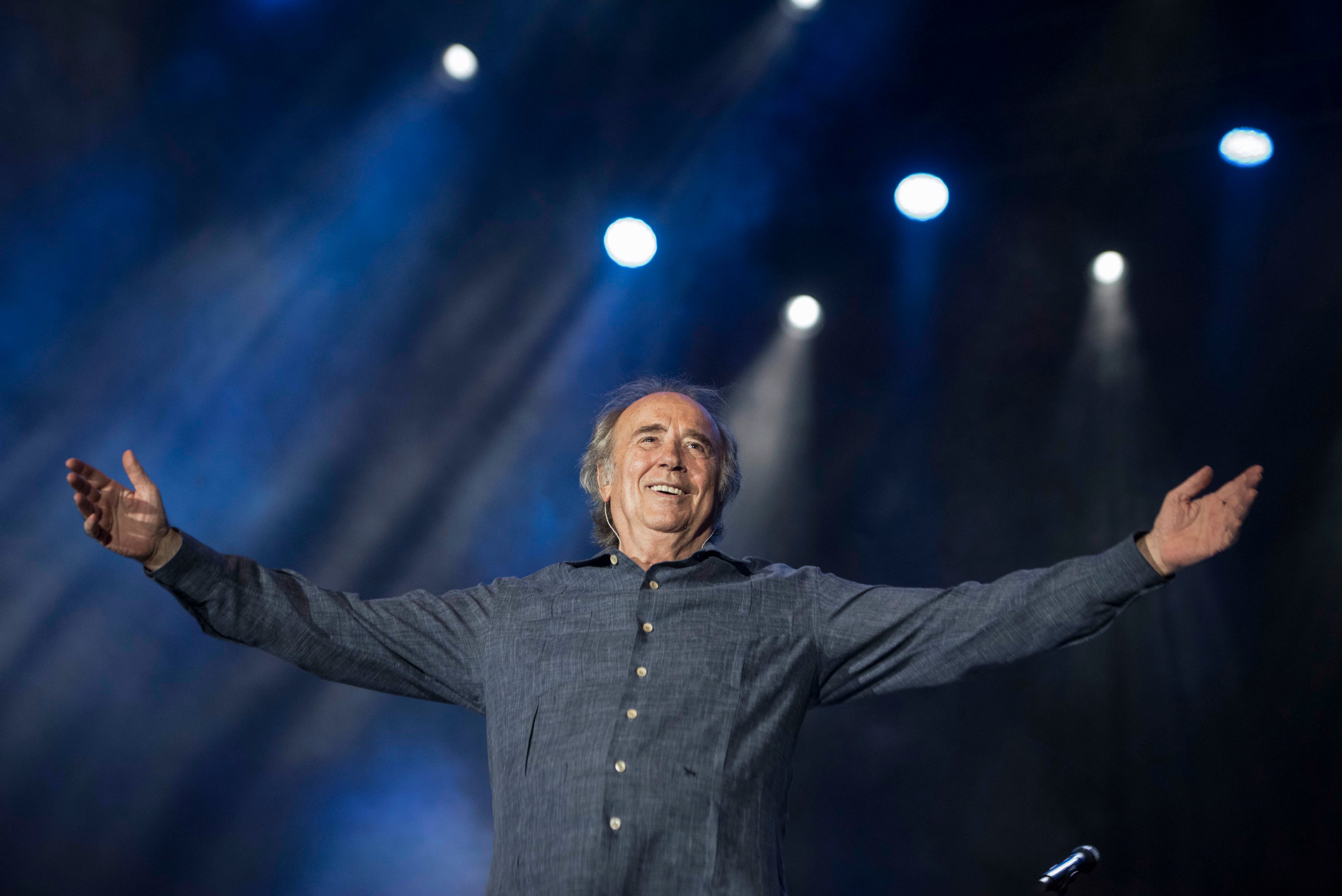 El cantautor Joan Manuel Serrat se ha despedido este miércoles de Menorca en un concierto, enmarcado en su última gira &#039;El vicio de cantar 1965-2022&#039;, que ha reunido a 1.800 personas en el campo de fútbol de San Carlos, en Mahón. EFE/David Arquimbau Sintes