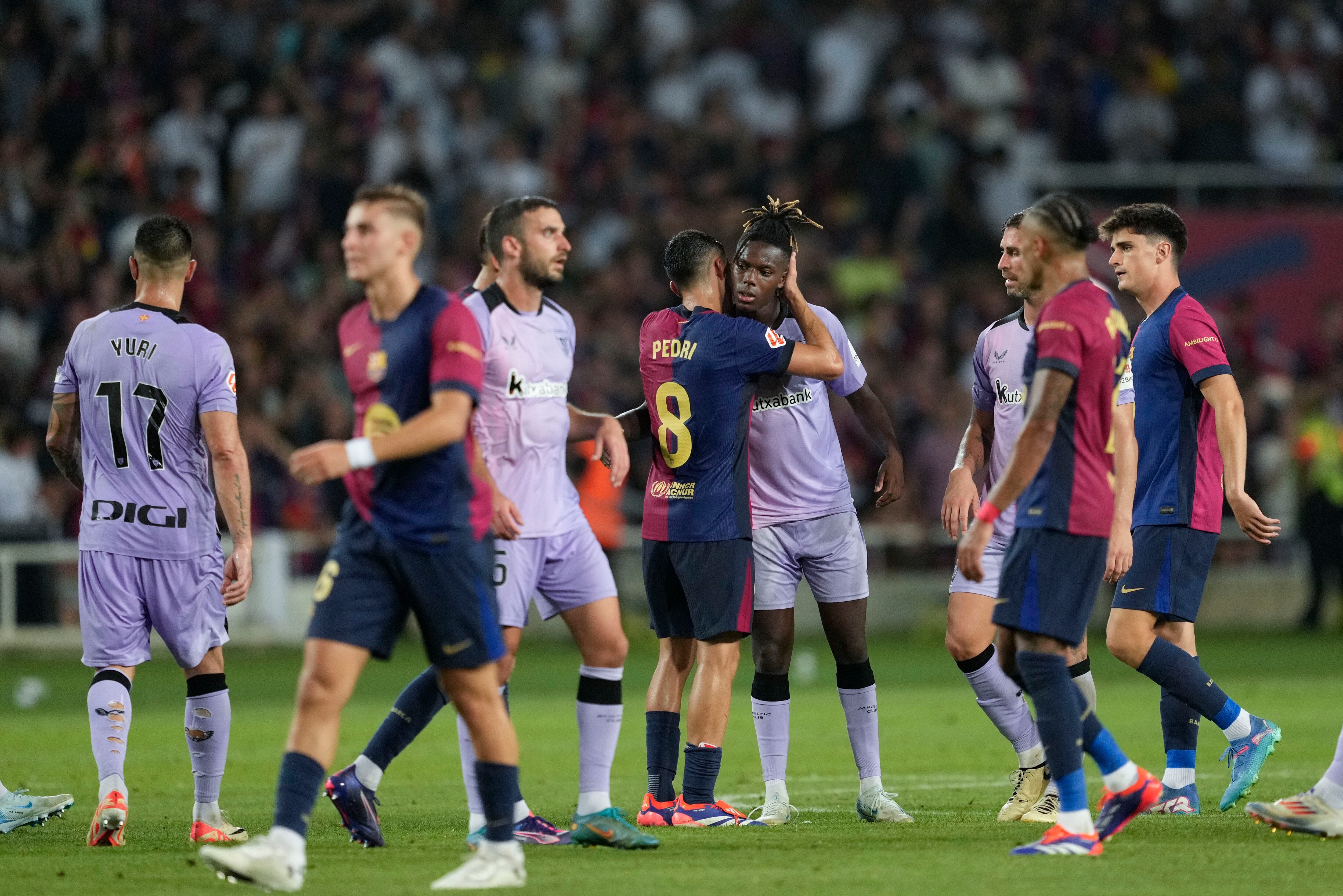 BARCELONA, 24/08/2024.- Los jugadores del FC Barcelona y Athletic Club se saludan al término del partido de la segunda jornada de LaLiga EA Sports, entre el FC Barcelona y el Athletic de Bilbao, en el Estadio Olímpico de Montjuic, en Barcelona. EFE/Alejandro García
