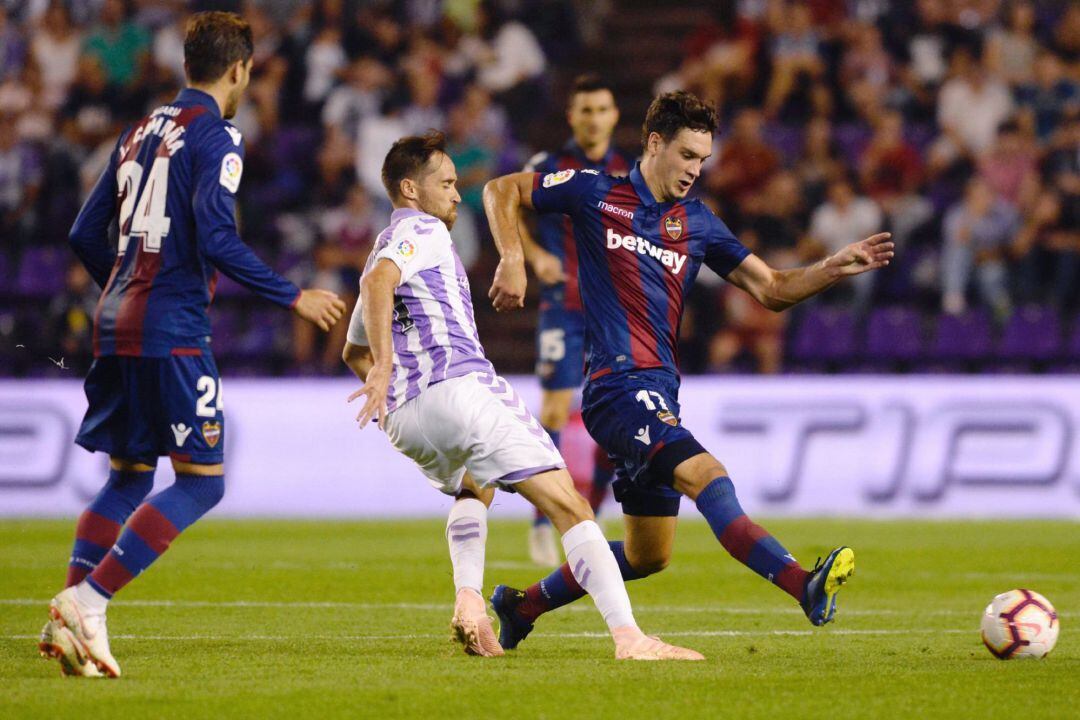 El centrocampista montenegrino del Levante UD, Nikola Vukcevic, disputa el balón ante el centrocampista del Real Valladolid, Míguel Ángel Herrero &quot;Michel&quot; 