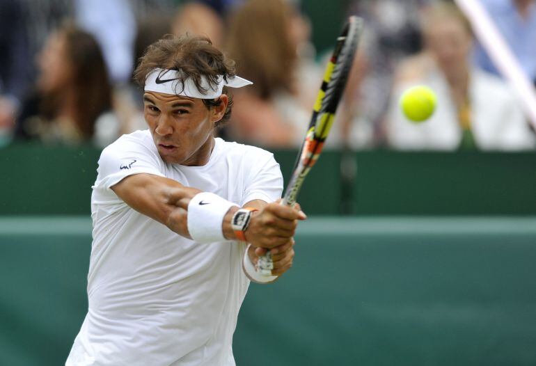 Nadal devuelve una bola a Bellucci en Wimbledon