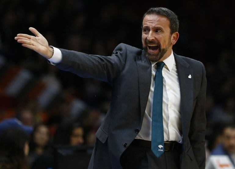 Joan Plaza da indicaciones desde la banda