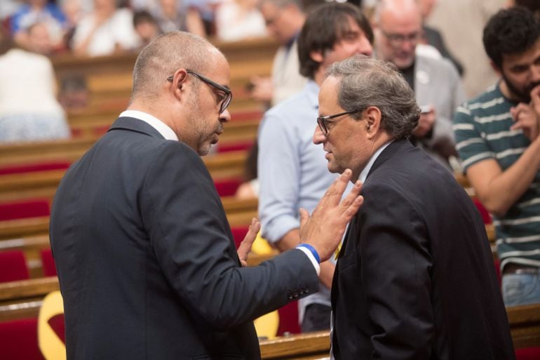 El presidente de la Generalitat, Quim Torra y el conseller de Interior Miquel Buch (i), tras la suspensión este mediodía del pleno a celebrar, en donde se esperaba resolver la situación de los diputados suspendidos por el Tribunal Supremo