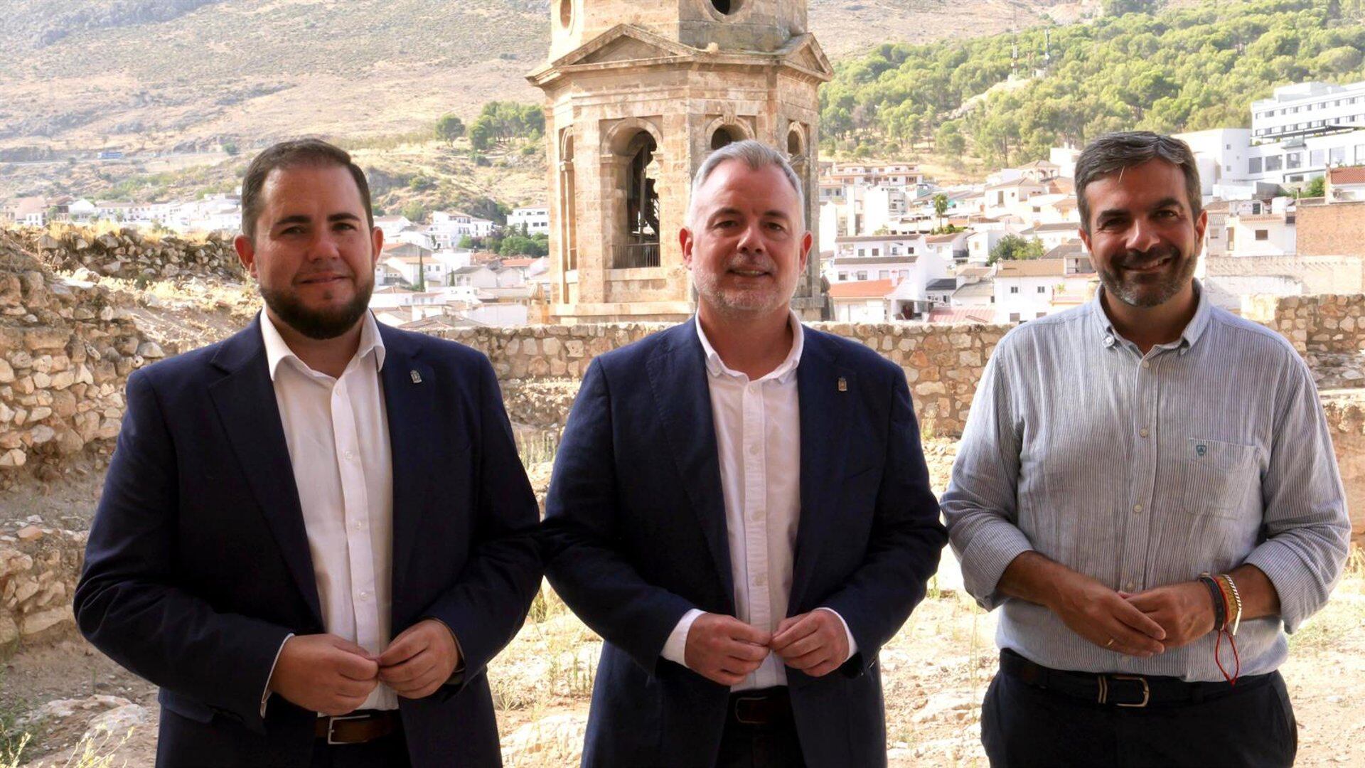 El presidente en funciones de la Diputación de Granada, Nicolás Navarro, junto al diputado de Obras Públicas, José Ramón Jiménez, y el alcalde de Loja, Joaquín Camacho.