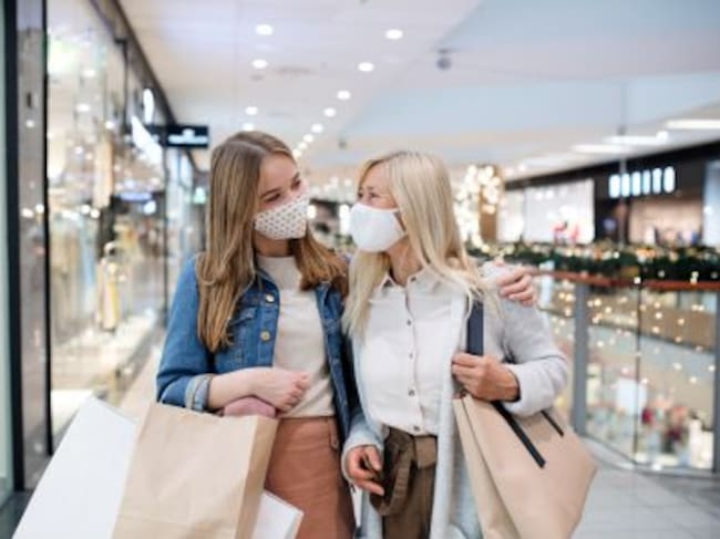 Dos mujeres durante una jornada de compras