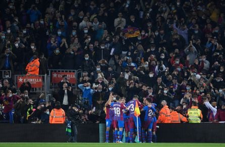 Los aficionados del Barça celebran un gol en el Camp Nou