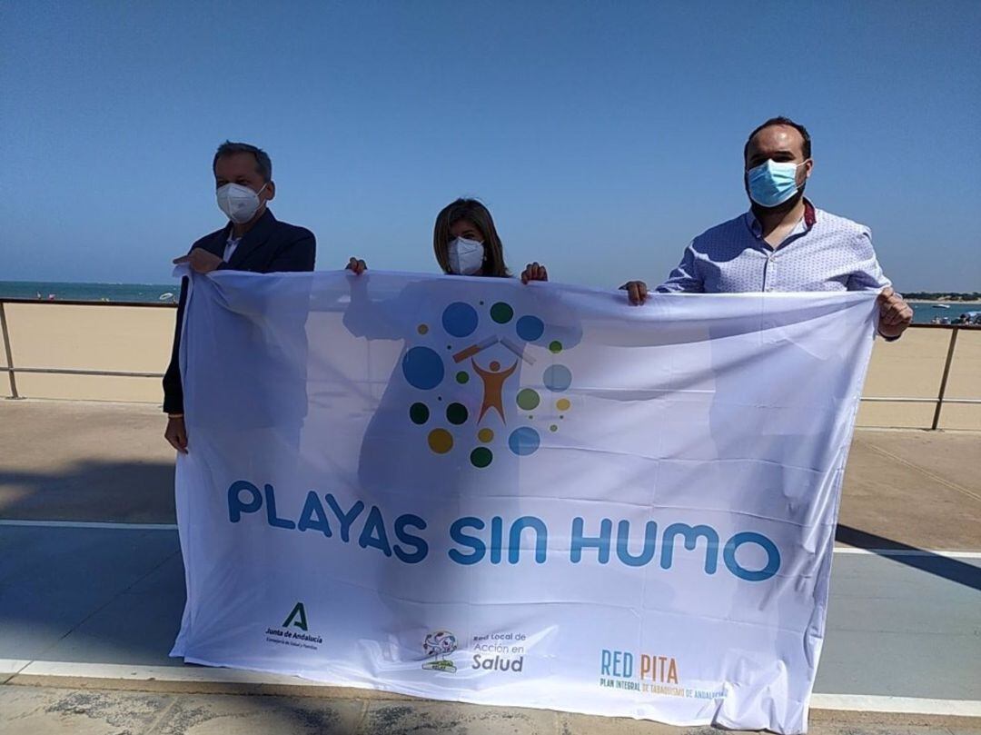 Isabel Paredes en la playa de Sanlúcar