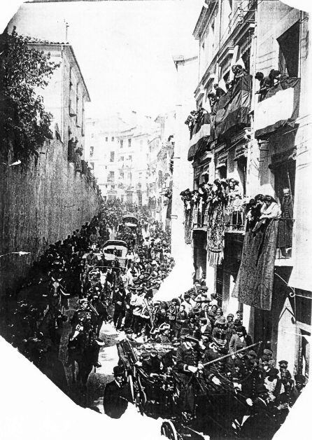 La comitiva del rey Alfonso XIII descendiendo por la calle Alfonso VIII. Se aprecia casa en Zapaterias.