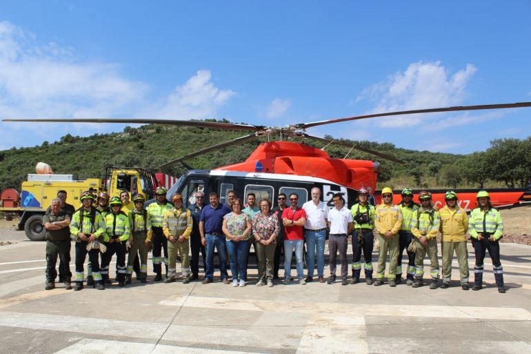 La delegada de la Junta, Carmen Olmedo en su visita a la base que participó en la extinción del incendio de Moral de Calatrava la pasada semana