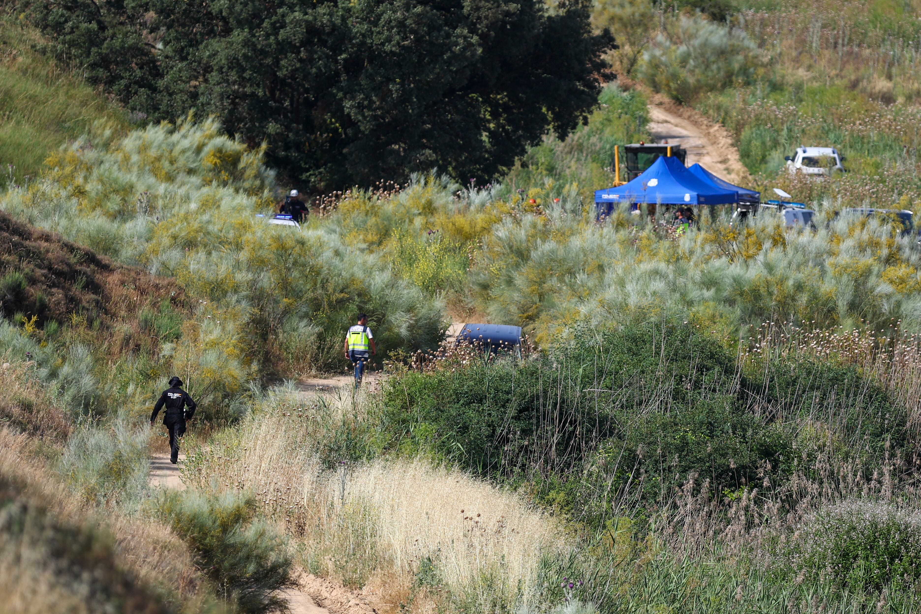 CARRANQUE (TOLEDO), 16/06/2025.- La Policía Nacional comienza con las labores de búsqueda de los restos mortales de Heidi Paz que todavía no han sido hallados siete años después de su asesinato, incluida la cabeza, después de que en marzo su homicida, César Román, conocido como el Rey del Cachopo, dijese que estaban en Carranque (Toledo). EFE/ Ismael Herrero