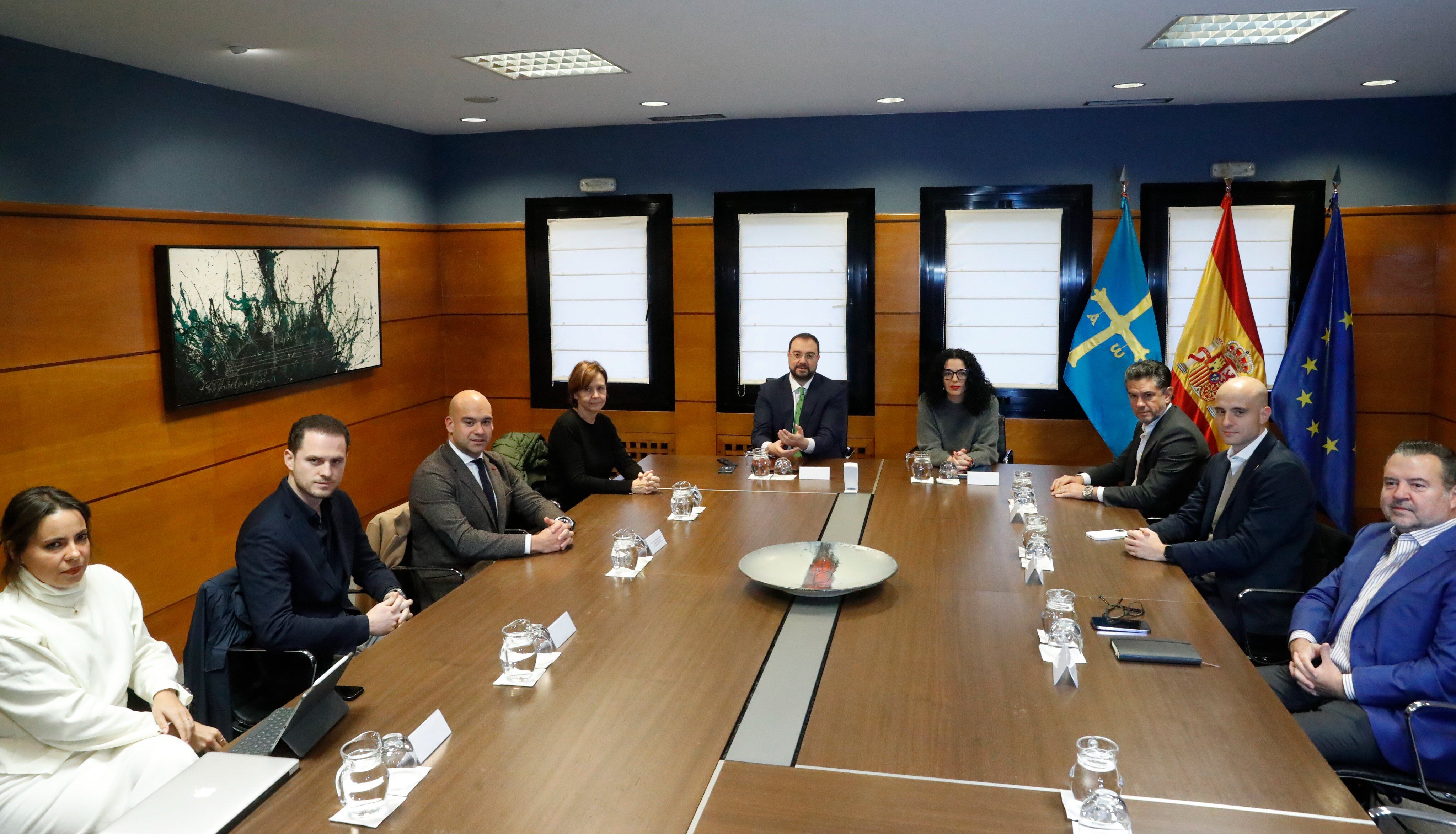 Reunión de los dirigentes del Sporting con el presidente del Principado, la alcaldesa de Gijón y otras autoridades políticas.