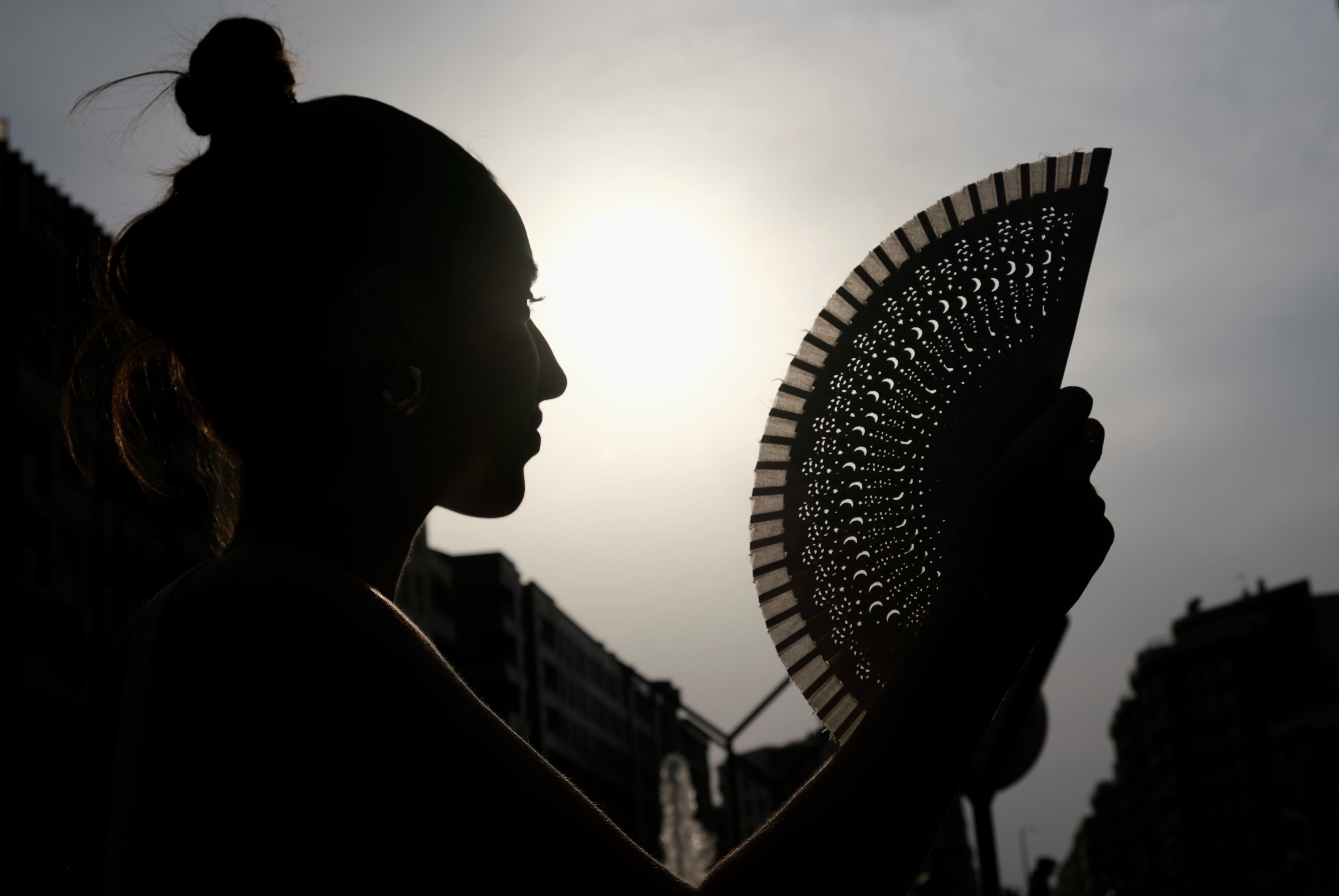 LOGROÑO, 16/07/2022.- Una joven se abanica este sábado en Logroño donde las temperaturas han alcanzado 43º. La Agencia Estatal de Meteorología (Aemet) pone este sábado en alerta roja a cinco comunidades -Aragón, Cantabria, Extremadura, Navarra y La Rioja- en vista de las altas temperaturas, que podrán llegar a los 44 ºC durante la tarde, y sitúa a otras siete en aviso naranja. EFE/Abel Alonso
