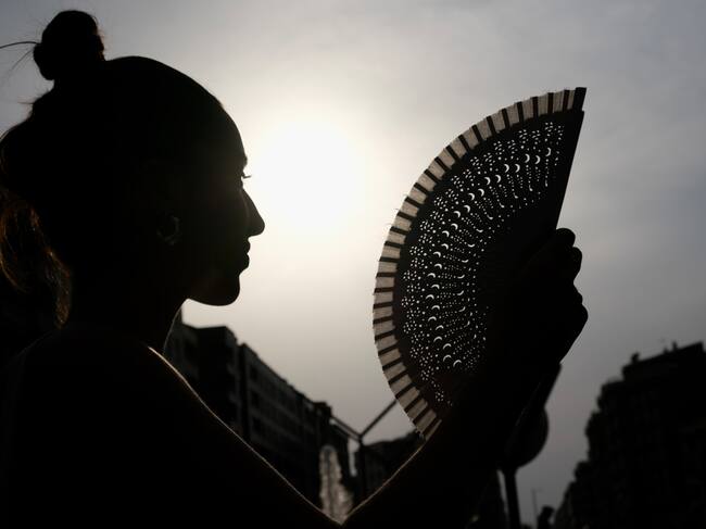 LOGROÑO, 16/07/2022.- Una joven se abanica este sábado en Logroño donde las temperaturas han alcanzado 43º. La Agencia Estatal de Meteorología (Aemet) pone este sábado en alerta roja a cinco comunidades -Aragón, Cantabria, Extremadura, Navarra y La Rioja- en vista de las altas temperaturas, que podrán llegar a los 44 ºC durante la tarde, y sitúa a otras siete en aviso naranja. EFE/Abel Alonso