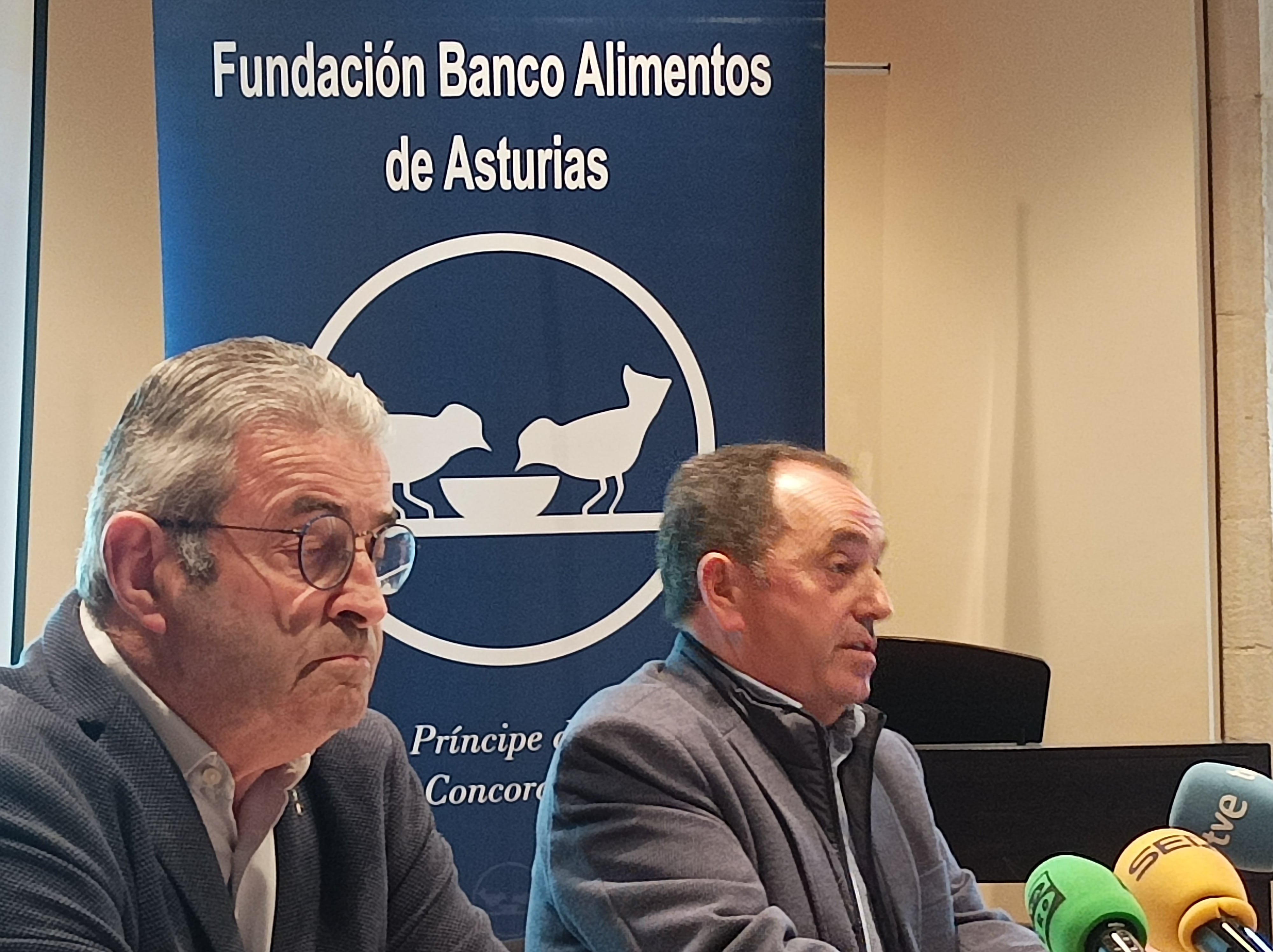 En primer término, el presidente de la Fundación Banco de Alimentos de Asturias, Bernardo Sopeña.