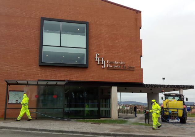 Operarios en las inmediaciones del Hospital de Jove.