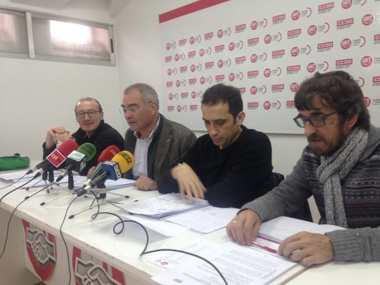 Julián Martínez (secretario provincial UGT), Evelio Angulo (secretario de acción sindical UGT), Vicente Andrés (secretario de acción sindical de Comisiones Obreras), Luis González (secretario provincial de Comisiones Obreras)