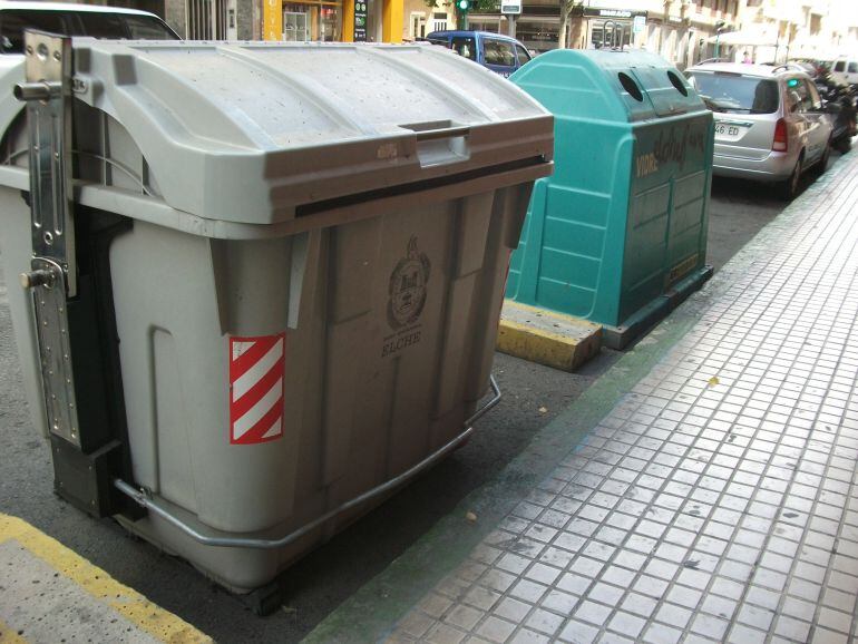 Contenedores en una calle de Elche