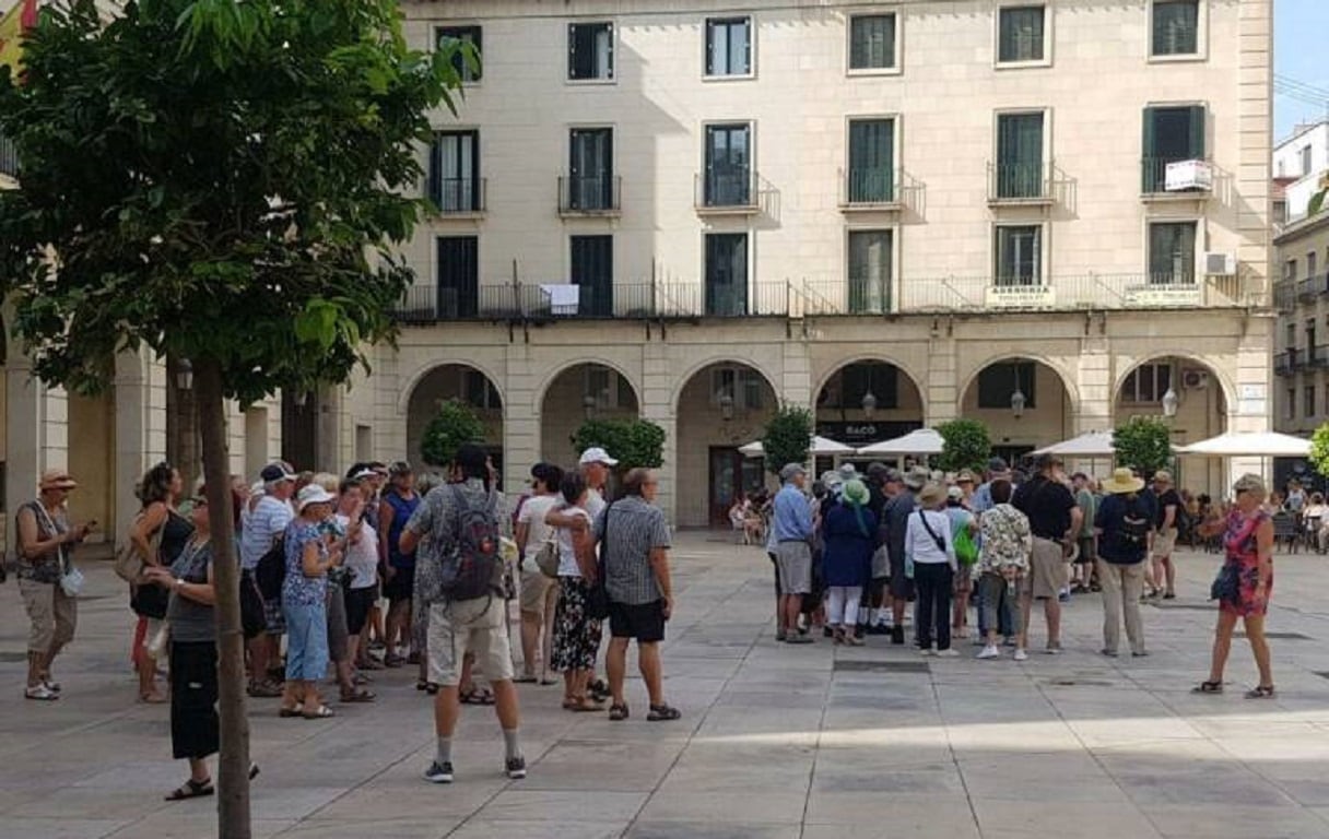 Varios grupos de turistas en la plaza del Ayuntamiento de Alicante en una imagen de archivo