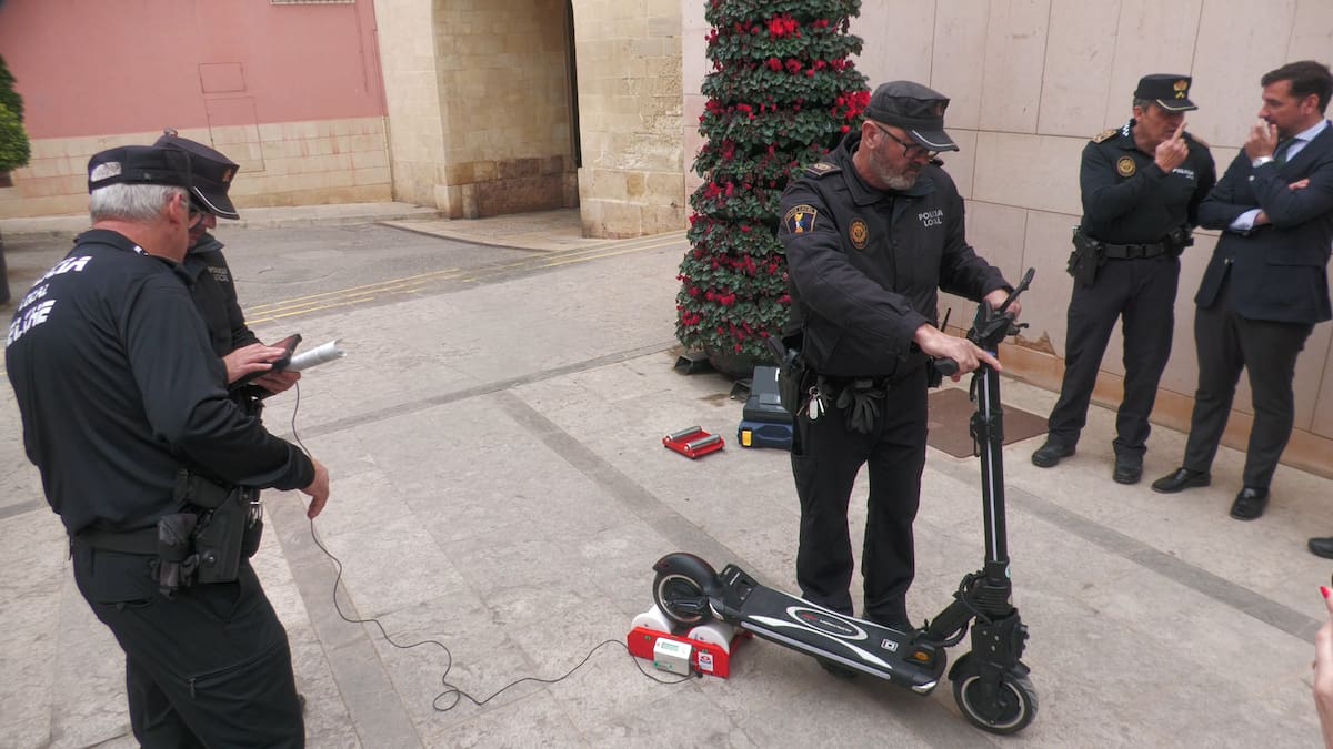 La Policía Local de Elche sanciona en dos meses a 200 usuarios de patinetes por infracciones
