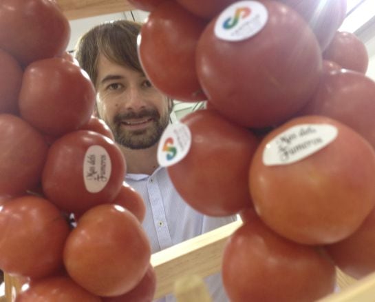 Esteban Tomás, entre tomates colgados, en el &#039;stand&#039; de Gastronóma.